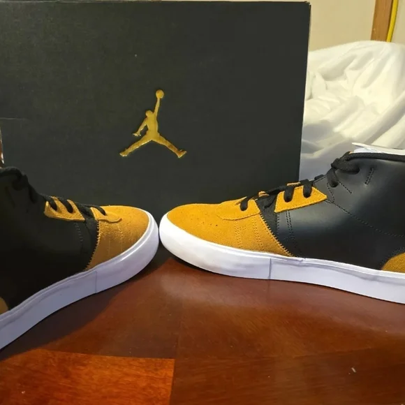 Jordan Men's Black and Tan Sneakers‎
